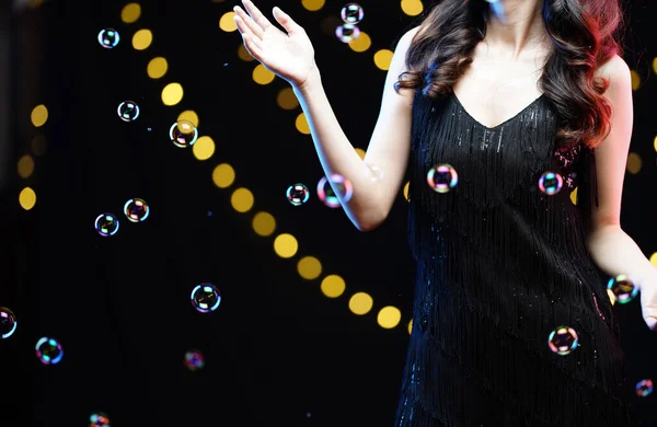 Mujer en vestido de noche negro con burbuja y bokeh —  Fotos de Stock