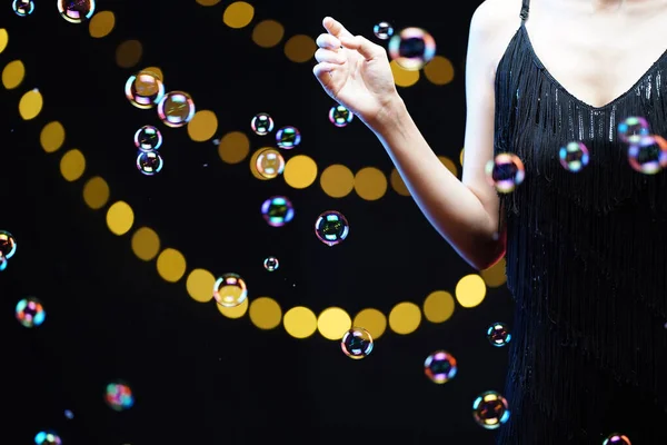 Mujer en vestido de noche negro con burbuja y bokeh — Foto de Stock