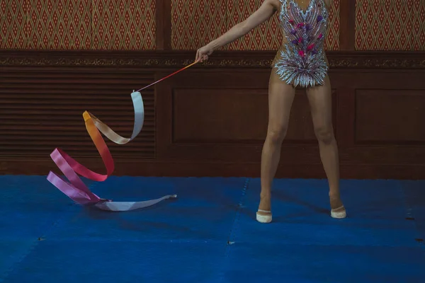 Gymnast woman in sportswear dress performing gymnastics — Stock Photo, Image