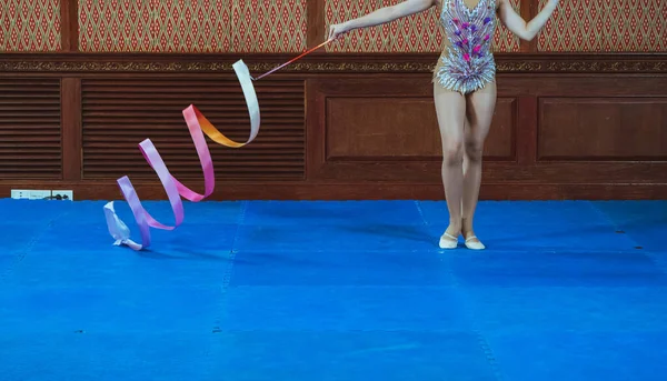 Gymnast vrouw in Sportswear jurk gymnastiek uitvoeren — Stockfoto