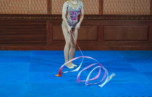 Gymnast woman in sportswear dress performing gymnastics — Stock Photo, Image