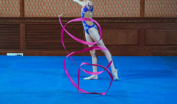 Гимнастка в спортивном платье, занимающаяся гимнастикой — стоковое фото