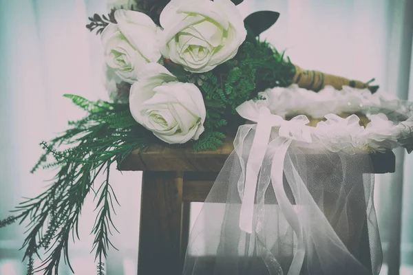 Casamento Branco Véu Nupcial Rosa Buquê Flores Cadeira Madeira Lado — Fotografia de Stock