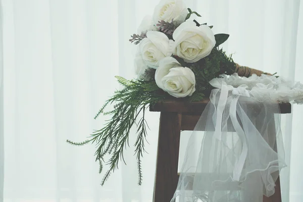 Mariage Voile Nuptial Blanc Bouquet Fleurs Rose Sur Chaise Bois — Photo