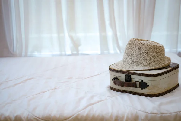 白色床垫上的行李帽 旅行旅程 — 图库照片