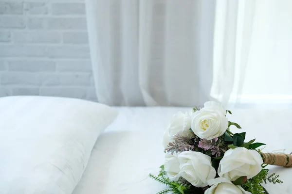 Біла Весільна Троянда Квітковий Букет Ліжку Поруч Дивитися Через Чітку — стокове фото