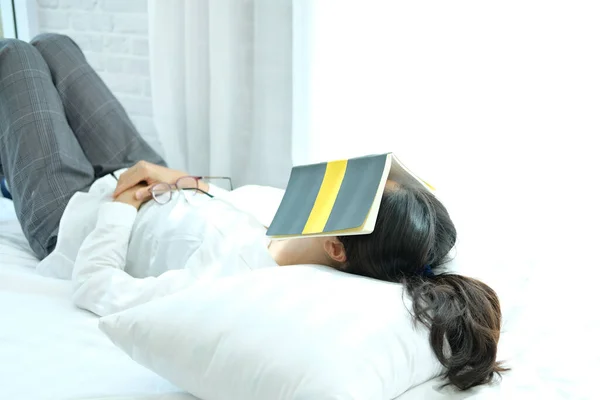 Mujer Durmiendo Acostada Descansando Cama Cubierta Cara Con Libro — Foto de Stock