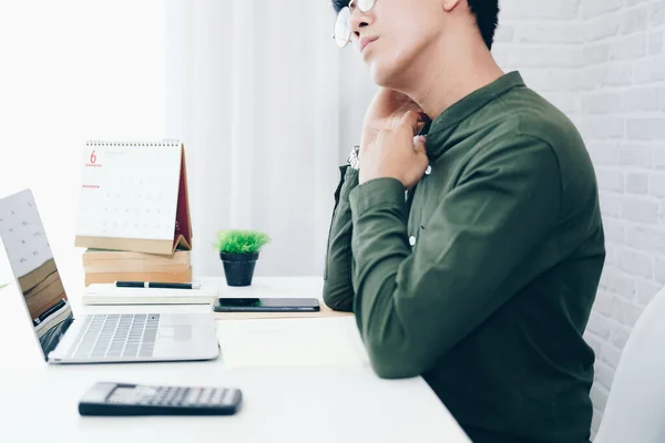 Freelancer Hombre Hombre Negocios Sintiéndose Cansado Agotado Dolor Cuello —  Fotos de Stock