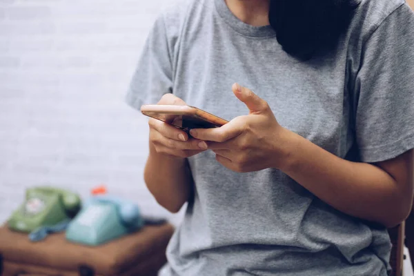 Mujer Usando Teléfono Inteligente Móvil Comunicación Conexión Internet — Foto de Stock