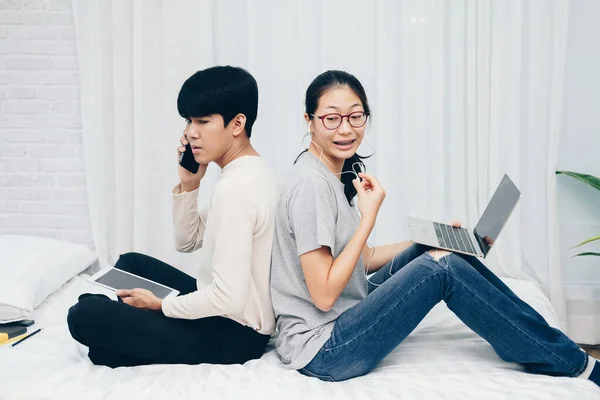 Man Talking Phone Woman Using Computer Online Video Conference Meeting — Stock Photo, Image