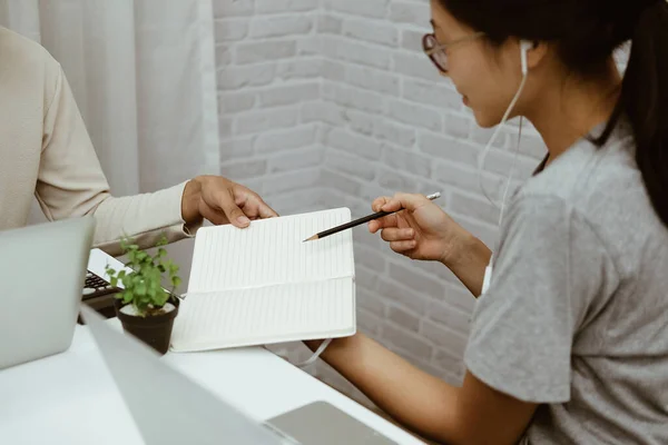 Hombres Mujeres Colegas Discutiendo Ideas Inicio Trabajo Equipo Trabajo Equipo — Foto de Stock