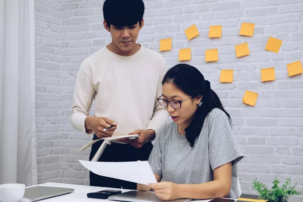 Hombres Colegas Mujeres Analizando Datos Sobre Equipo Trabajo Equipo Inicio — Foto de Stock