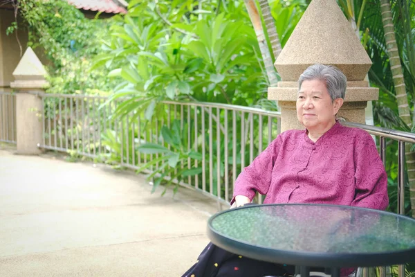 Asiático Anciano Mujer Mujer Descansando Relajante Balcón Terraza Anciano Senior — Foto de Stock