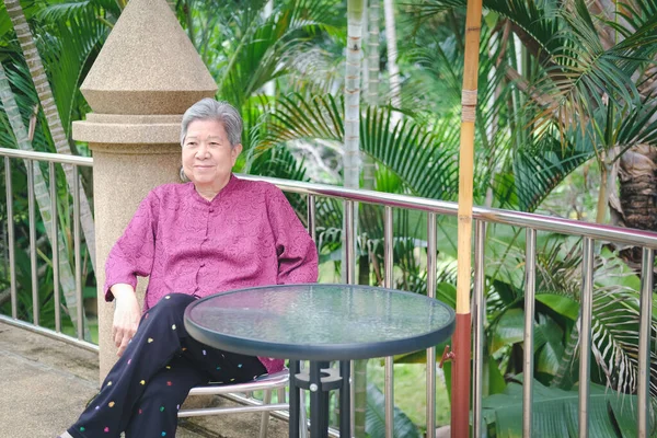 Asiático Anciano Mujer Mujer Descansando Relajante Balcón Terraza Anciano Senior — Foto de Stock