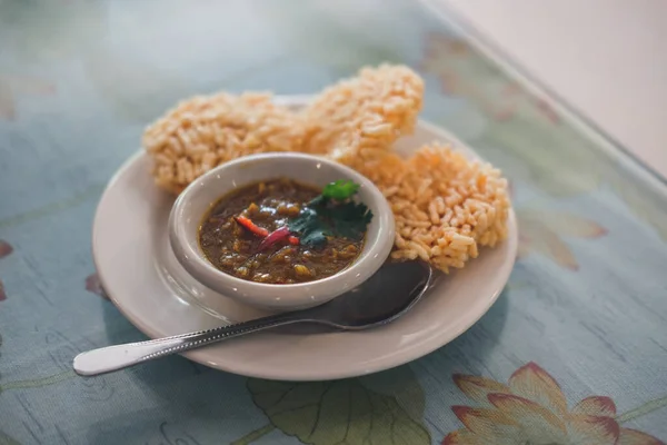 脆米糕 猪肉和虾仁蘸水 传统泰国小吃开胃菜 — 图库照片