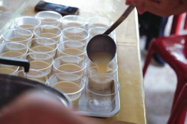 Plastik bardakta soya sütlü puding. Vejetaryen için vejetaryen tatlı