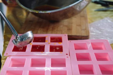 El yapımı sabun karışımını plastik forma döküyorum.