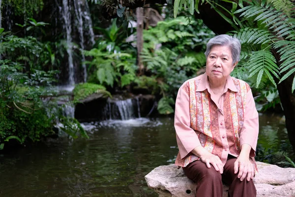 Una Anciana Descansando Jardín Asiático Anciano Mujer Relajante Aire Libre — Foto de Stock