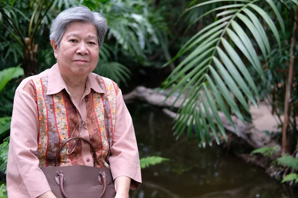 Una Anciana Descansando Jardín Asiático Anciano Mujer Relajante Aire Libre — Foto de Stock