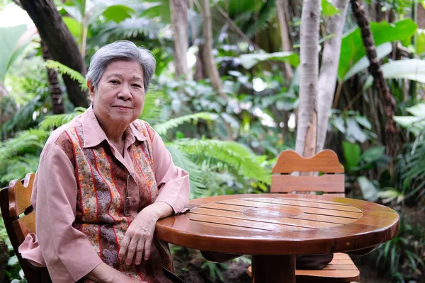 Starší Žena Odpočívající Zahradě Asiatky Starší Ženy Odpočívající Venku Seniorský — Stock fotografie