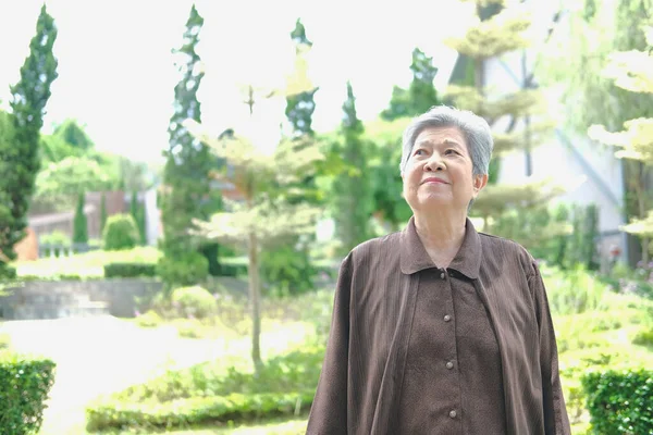 Una Anciana Descansando Jardín Asiático Anciano Mujer Relajante Aire Libre — Foto de Stock