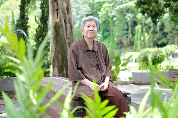 Una Anciana Descansando Jardín Asiático Anciano Mujer Relajante Aire Libre — Foto de Stock