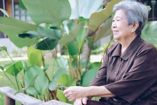 Donna Anziana Che Riposa Giardino Asiatico Anziano Femmina Relax All — Foto Stock