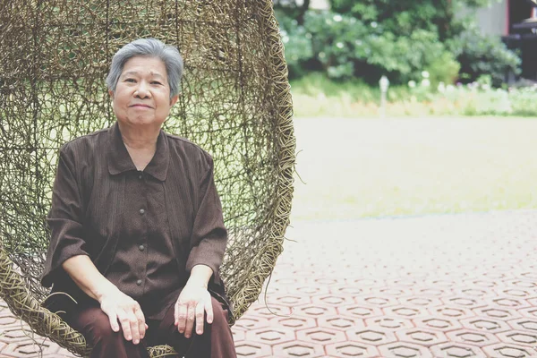 Una Anciana Descansando Jardín Asiático Anciano Mujer Relajante Aire Libre — Foto de Stock