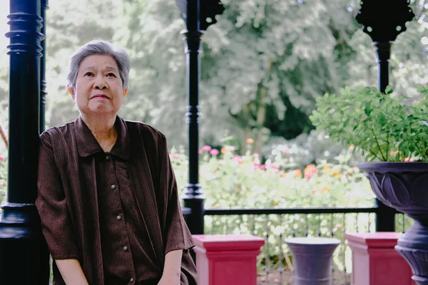 Asiático Anciano Mujer Mujer Descansando Relajante Balcón Terraza Casa Anciano — Foto de Stock