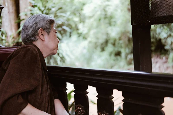 亚洲老年女性在家里的阳台平台上休息 老年人休闲生活方式 — 图库照片