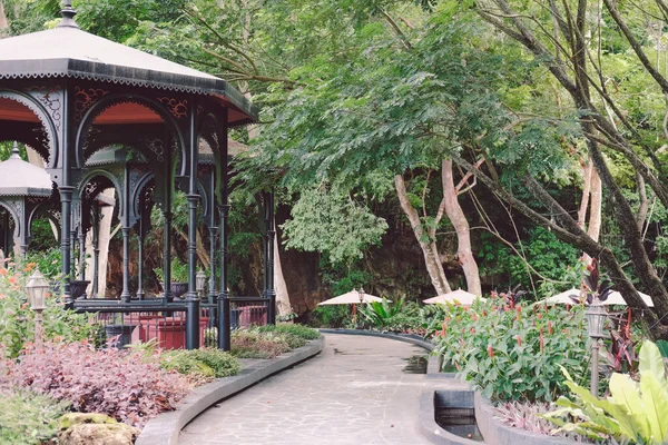 Lusthus Paviljong För Vila Trädgården Park Lugn Naturscen — Stockfoto