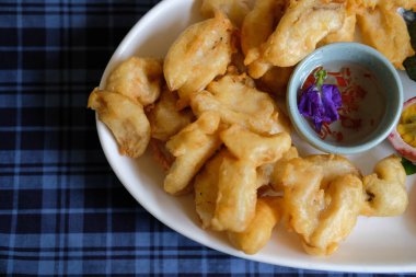 Kızarmış mantar ve sos. vejetaryen aperatif