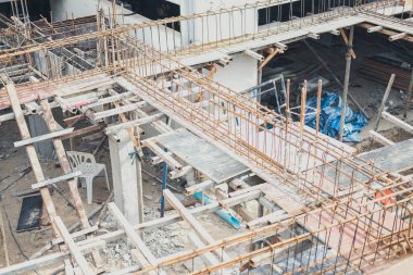 İnşaat halindeki apartmanın çelik iskeleti