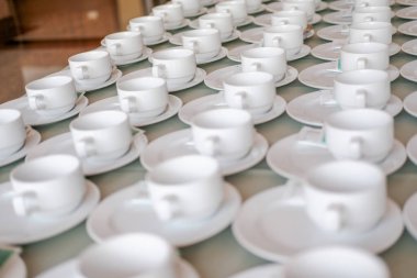 Düğün ziyafeti konferansı için boş kahve fincanı yemek servisi etkinliği. Çay kahve molası.