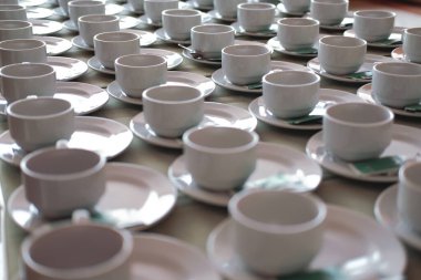 Düğün ziyafeti konferansı için boş kahve fincanı yemek servisi etkinliği. Çay kahve molası.