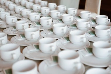 Düğün ziyafeti konferansı için boş kahve fincanı yemek servisi etkinliği. Çay kahve molası.