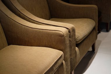 Oturma odasındaki kahverengi minder koltuğu. ev içi