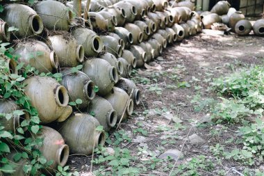 Eski seramik kavanoz yığını. Kil terakotta çömleği