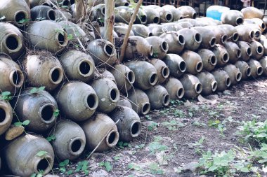 Eski seramik kavanoz yığını. Kil terakotta çömleği