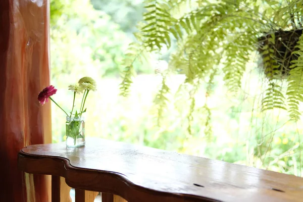 庭の景色を望むテラスバルコニーの木製テーブル — ストック写真