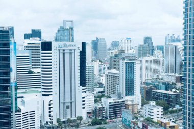 Bangkok, Tayland - 14 Ağustos 2020: 14 Ağustos 2020: Bangkok, Tayland 'da Ploenjit yolu yakınlarındaki iş alanındaki gökdelen şehir manzarası.