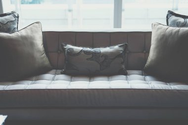 Oturma odasındaki gri kanepe. Home Hotel Resort iç mimarisi