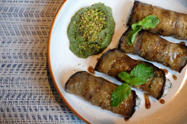 Kızarmış patlıcanlı cannelloni. Vegan vejetaryen ketojenik aperatif yiyecekler.