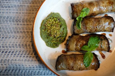 Kızarmış patlıcanlı cannelloni. Vegan vejetaryen ketojenik aperatif yiyecekler.