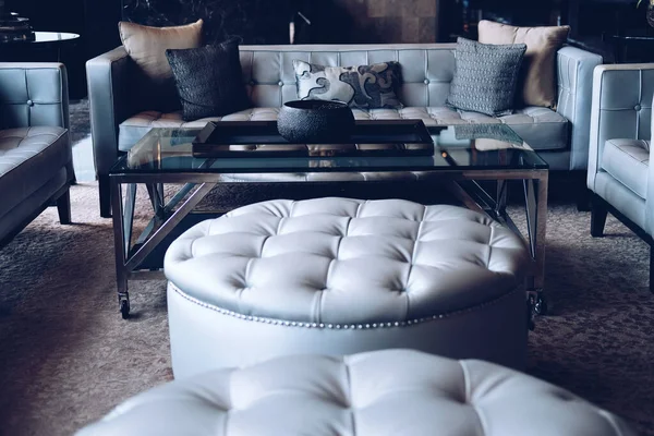 客厅里的灰色沙发椅子 家庭旅馆度假胜地 — 图库照片