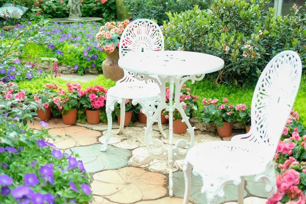 Sedia Seduta Metallo Bianco Nel Parco Giardino Fiorito Primavera Estate — Foto Stock