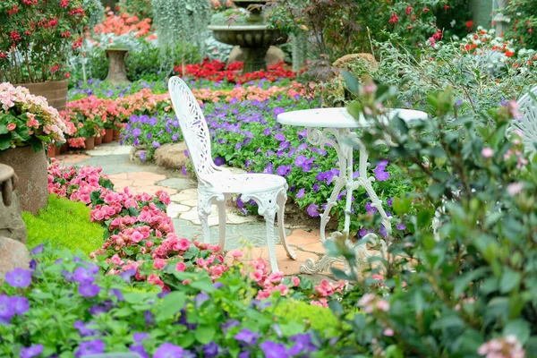 Cadeira Assento Metal Branco Parque Jardim Flores Verão Primavera — Fotografia de Stock