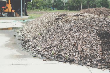 organik gübre yığını. tarım endüstrisinde toprak ekimi için gübre üretimi