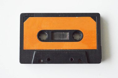 Retro ses kasetleri, turuncu ve siyah renk, beyaz arka plan. Üstte görüntü.