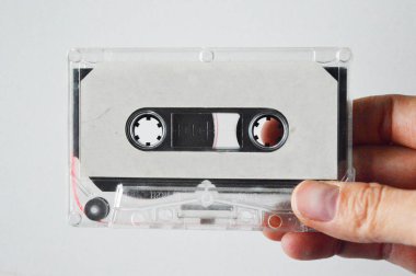 Retro ses kaseti, beyaz arka plan üzerinde bürokrasi ile beyaz. Üstte görüntü.